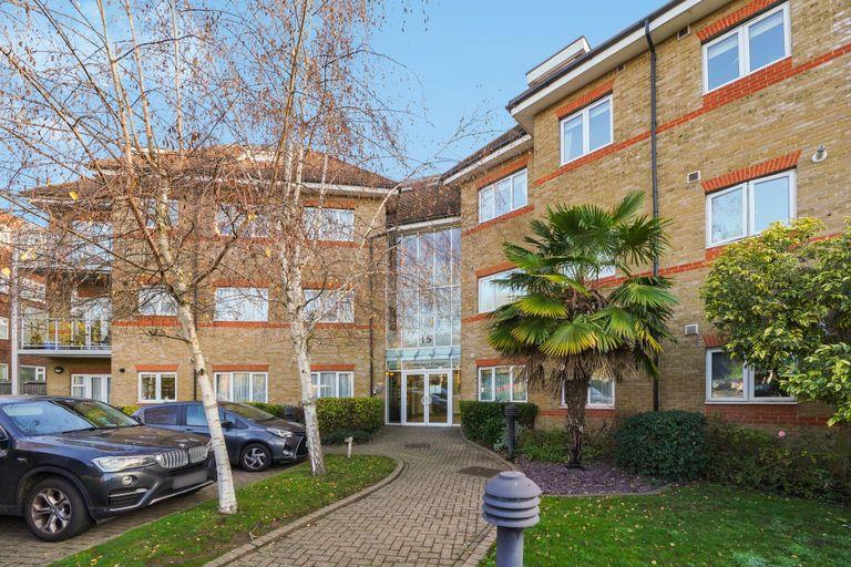 2 bed property in 15 Etchingham Park Road, Finchley